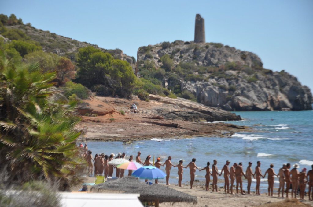 ANVa - Cadena nudista con la Torre Bellver al fondo